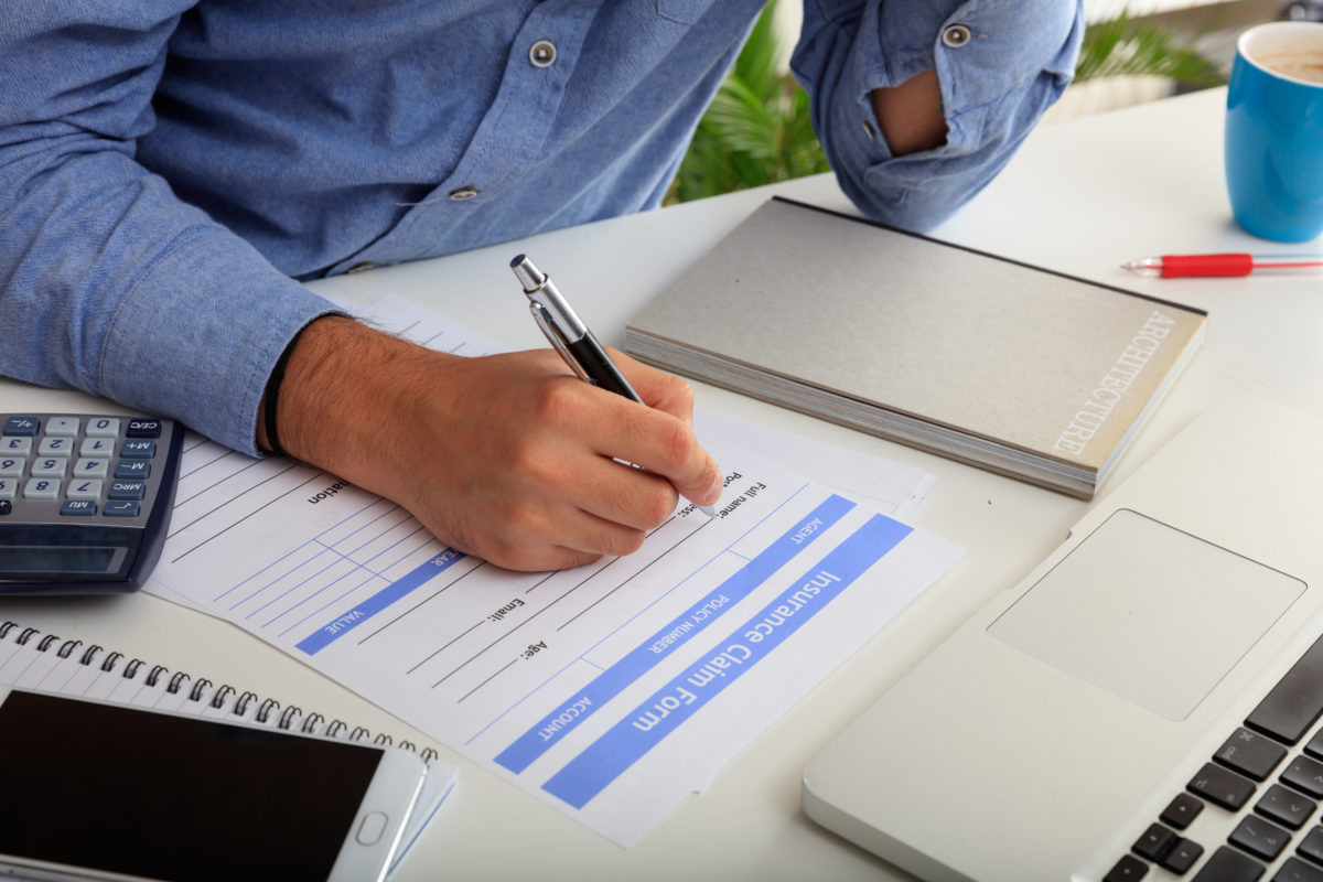 mano firmando un recurso administrativo