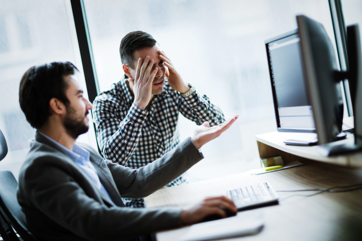 pelea entre socios viendo unos datos